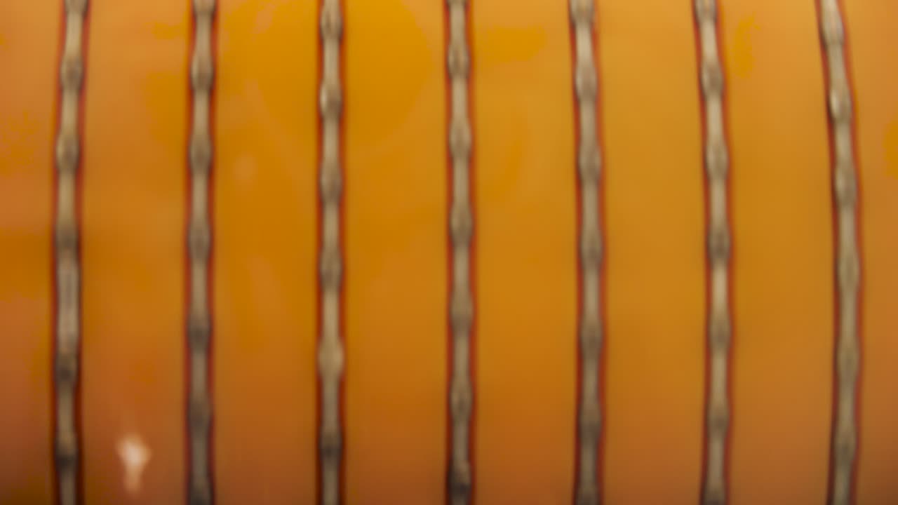 superficie decorativa naranja con líneas verticales