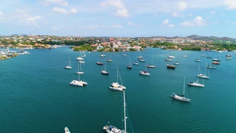 pan de transporte aéreo a través de veleros catamarán anclados en la bahía caribeña de aguas españolas, curazao