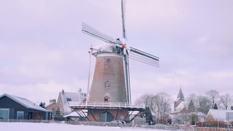 Klarer-Blauer-Himmel-Und-Schöne-Holländische-Architektur-In-Einer-Kleinen-Stadt-In-Den-Niederlanden---Breite-Aufnahme