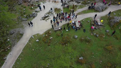 vista aérea de una pintoresca zona junto al lago con visitantes