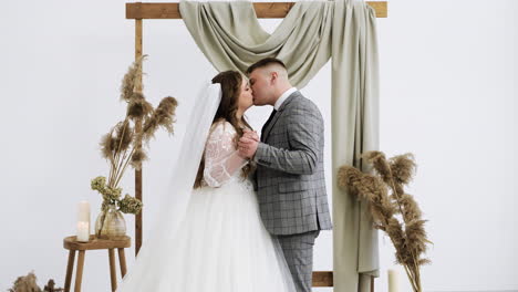 Couple-at-the-altar