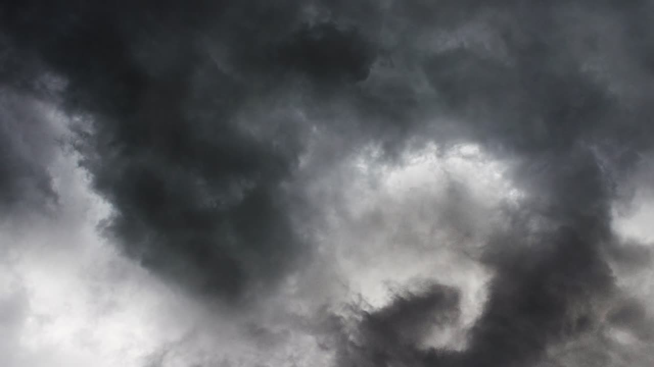 tormenta dramática en el cielo