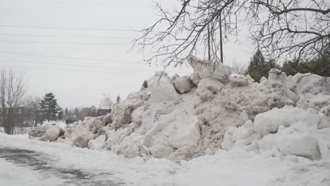 Hohe-Und-Große-Schneebänke-Am-Straßenrand-Im-Winter-Im-Stadtgebiet