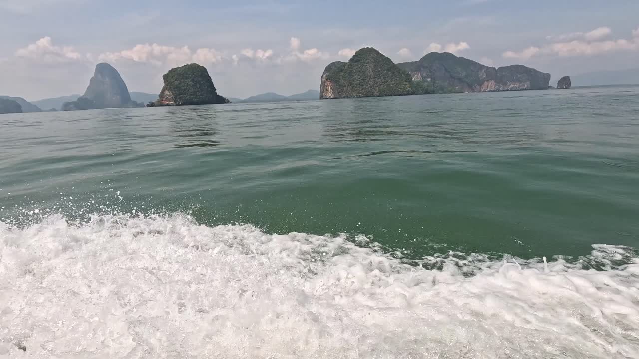 경치 좋은 카르스트 풍경 을 가로질러 보트 를 타고