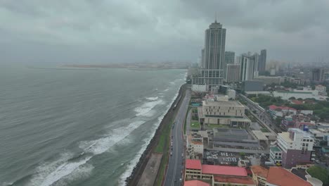 vista aérea de parte de la ciudad de colombo en sri lanka con rascacielos cerca del océano índico