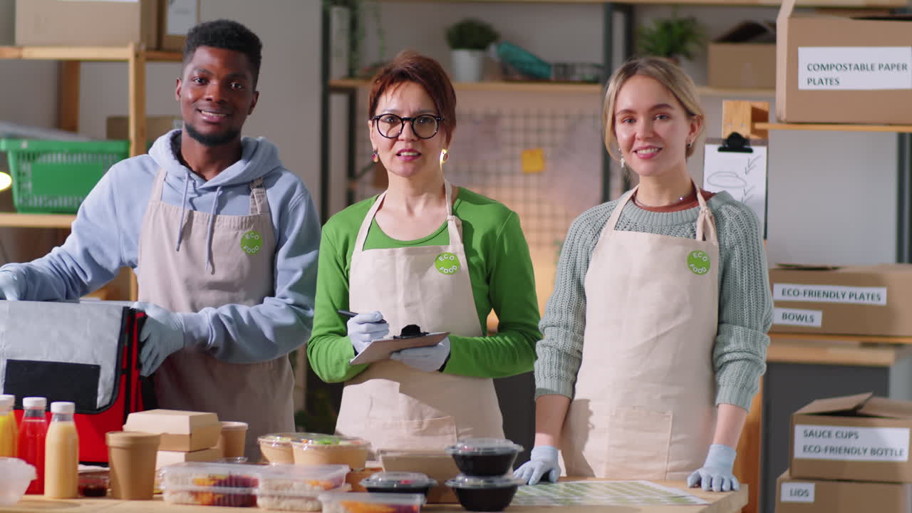 retrato de un equipo multiétnico en el trabajo en el servicio de entrega de alimentos
