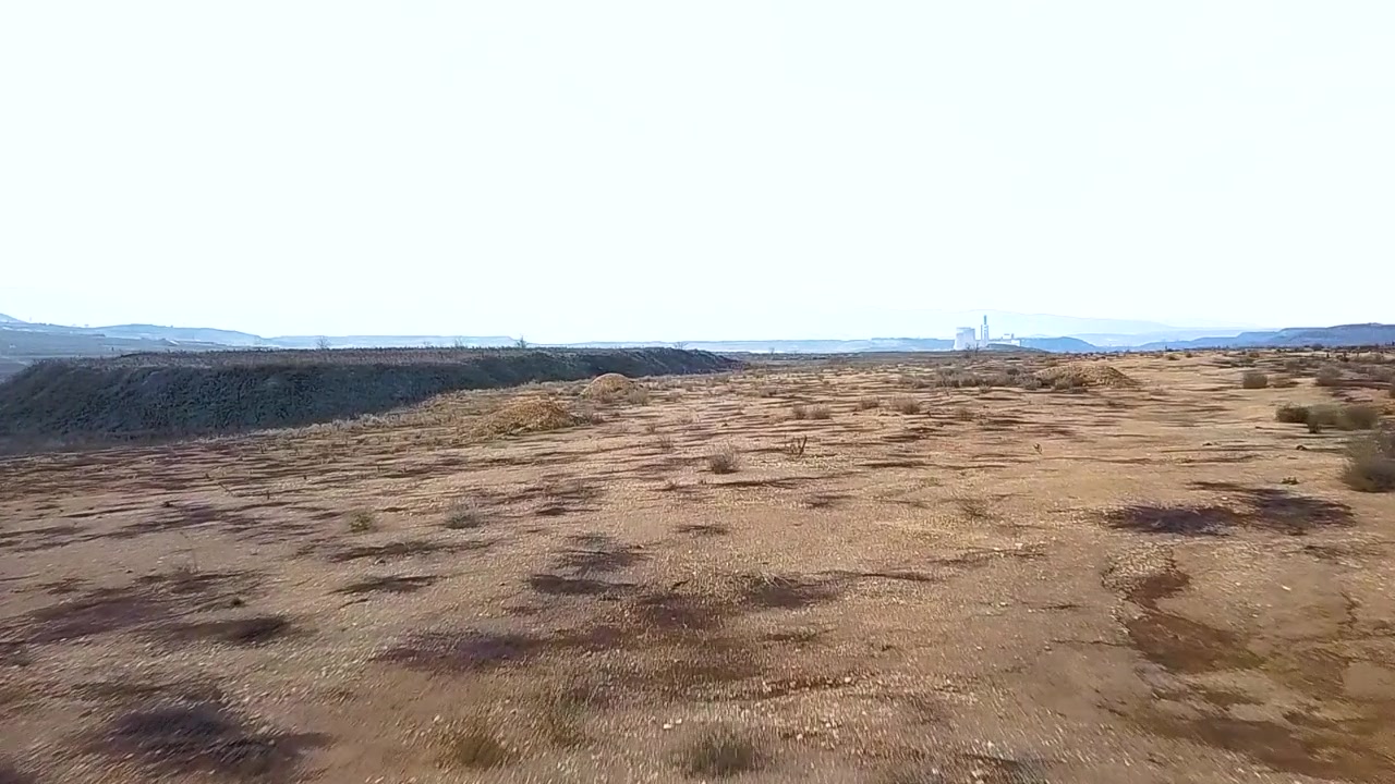 Volando sopra un'area deserta vicino a delle miniere in Grecia in un pomeriggio invernale.
