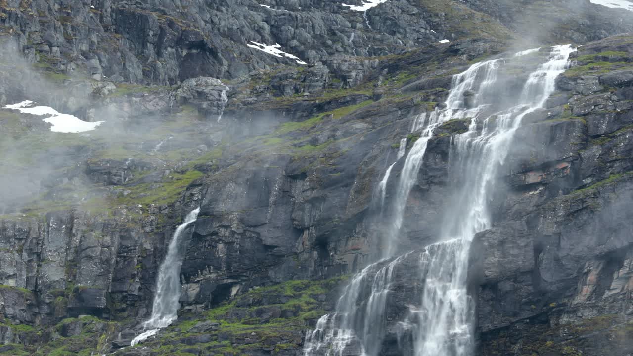 hermosa naturaleza de noruega. una cascada de montaña de un glaciar en lo alto de las montañas de noruega.