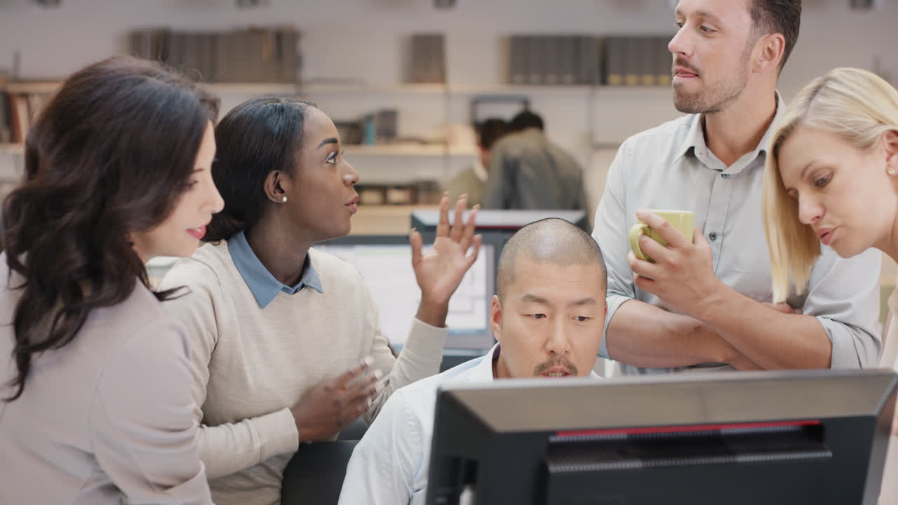 아프리카계 미국인 사업가 여성이 창조적인 비즈니스 팀 회의를 이끌고 있습니다. 밤에는 현대적인 사무실에서 일하는 행복한 사람들이 다양한 성별 그룹에서 컴퓨터 터치 스크린을 사용하여 전략을 논의하고 있습니다.