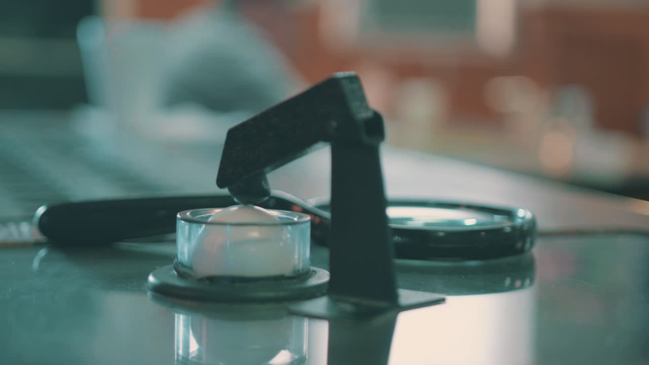 이 놀라운 클립에서 빙고 공이 슬로우 모션으로 선택을 위해 쏴집니다.