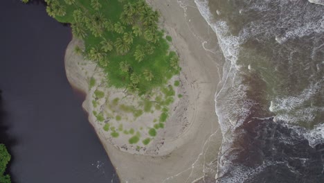tomada aérea de un avión no tripulado de un río que se encuentra con el océano