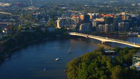 Luftzoom-Im-Hinblick-Auf-Den-Morgendlichen-Verkehr-Auf-Der-Captain-Cook-Bridge-Mit-Wohngebäuden-Im-Hintergrund,-Stadt-Brisbane,-Australien