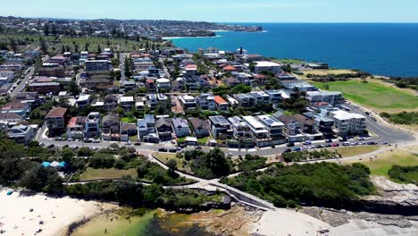 Drohnenantenne,-Malerische-Aussicht,-Wohnsiedlung,-Wohninfrastruktur,-Einheiten,-Wohnungen,-Straße,-Straßen,-Strand-Von-Clovelly-Bay,-Randwick-Coogee,-New-South-Wales,-Reisen,-Tourismus,-Australien,-4K,-östliche-Vororte