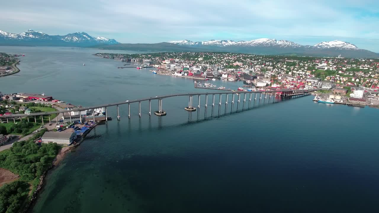 Ponte della città di Tromsø, Norvegia. Riprese aeree