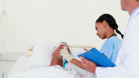 Doctor-putting-oxygen-mask-on-patient-head