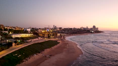 fotografía aérea lenta de un avión no tripulado de una playa y un parque vacíos