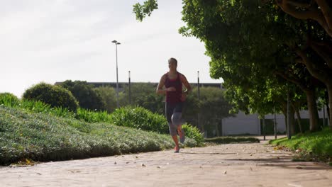 mujer caucásica corriendo en un parque