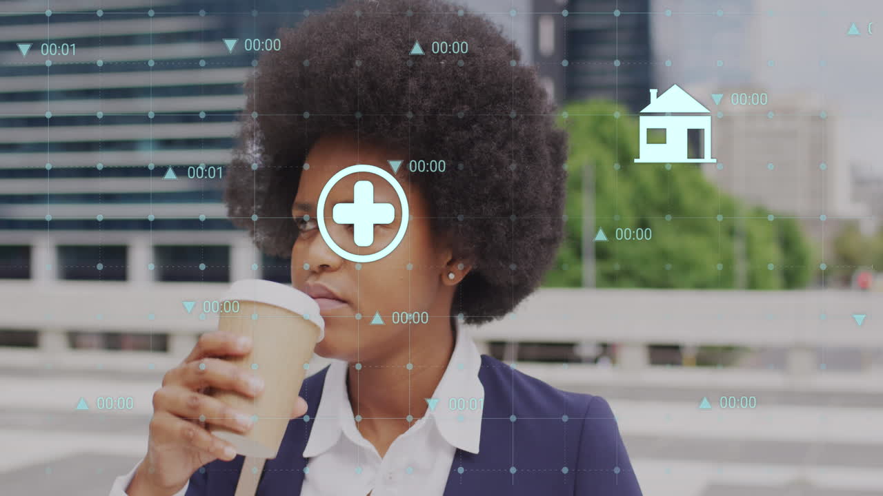 animazione di icone aziendali e dati su una donna afroamericana che beve caffè.