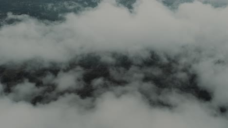 vista aérea de drones de nubes sobre el bosque en guatemala