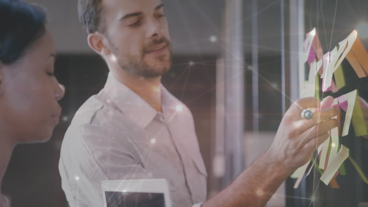 animación de la red de conexiones sobre los empresarios caucásicos en la oficina