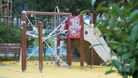 parque infantil vacío con cinta de barrera cerrada debido al brote de coronavirus pandémico