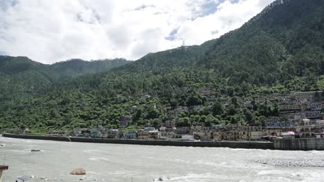 Himalaya-Gebirgsfluss-Ganges,-Der-Durch-Himalaya-Dörfer-Fließt---Städte-In-Uttarakhand,-Indien