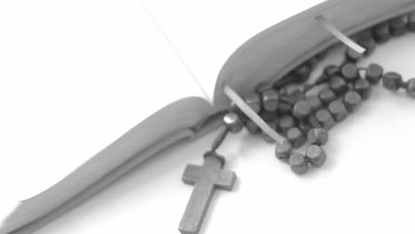 orando a dios con la cruz en la biblia en la mesa sin gente stock footage stock video
