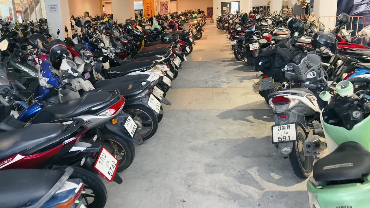 쇼핑몰 에 있는 오토바이 주차장