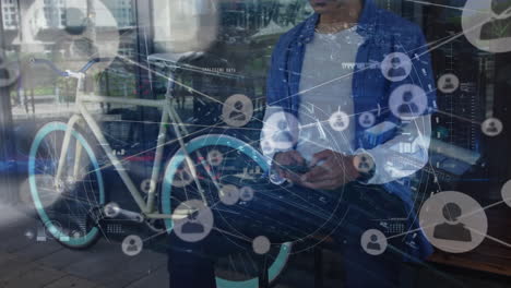 animación de la red de conexiones con iconos sobre el hombre usando un teléfono inteligente