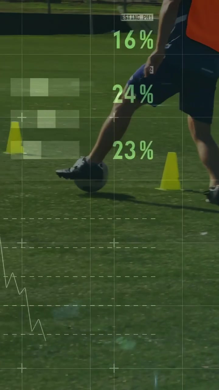 Video verticale: Giocatore che dribbla vicino a un cono, guidando la palla con un overlay HUD che mostra dati sportivi