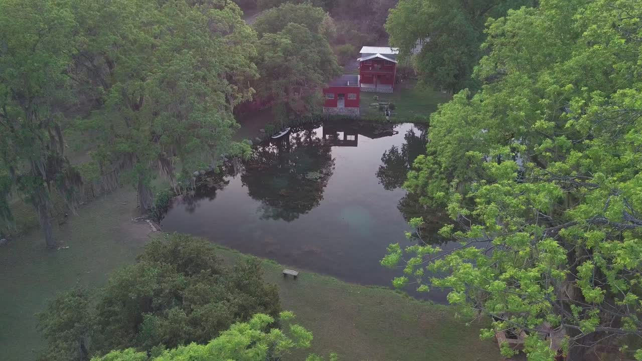 aéreo - reflejo en un pequeño lago en un rancho, nuevo león, méxico, revelación de pan circular