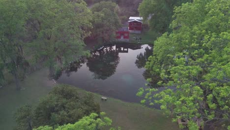 Aéreo---Reflejo-En-Un-Pequeño-Lago-En-Un-Rancho,-Nuevo-León,-México,-Revelación-De-Pan-Circular