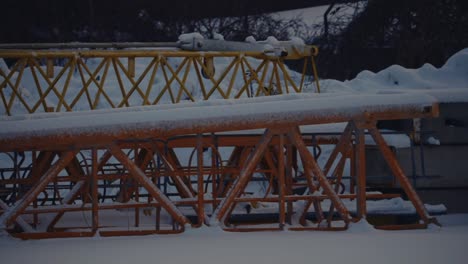 Construcciones-Metálicas-Naranjas-Y-Amarillas-Cubiertas-De-Nieve,-Industria-De-La-Construcción