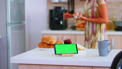 llave de croma en el teléfono inteligente en la cocina