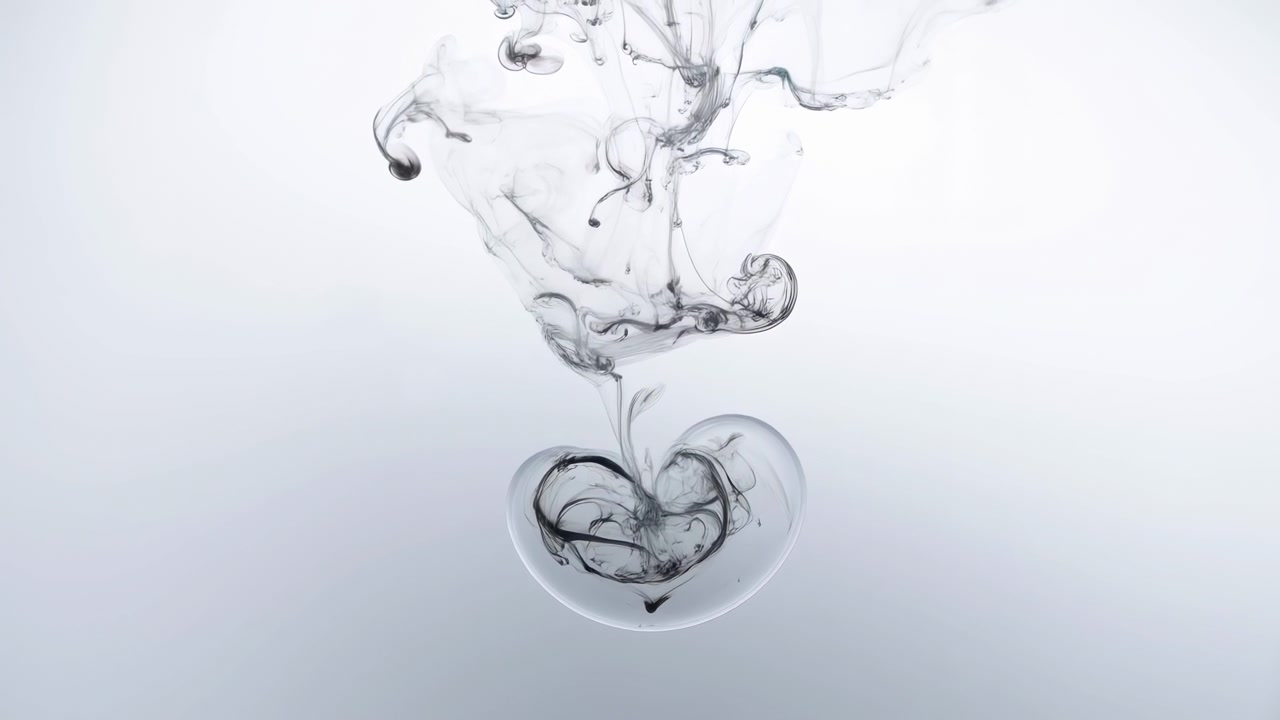 Tinta escura se dispersa e se enrola em líquido transparente em uma cena de estúdio limpa e de alta luminosidade, formando uma pluma centralizada acima de um acúmulo denso com contraste suave.