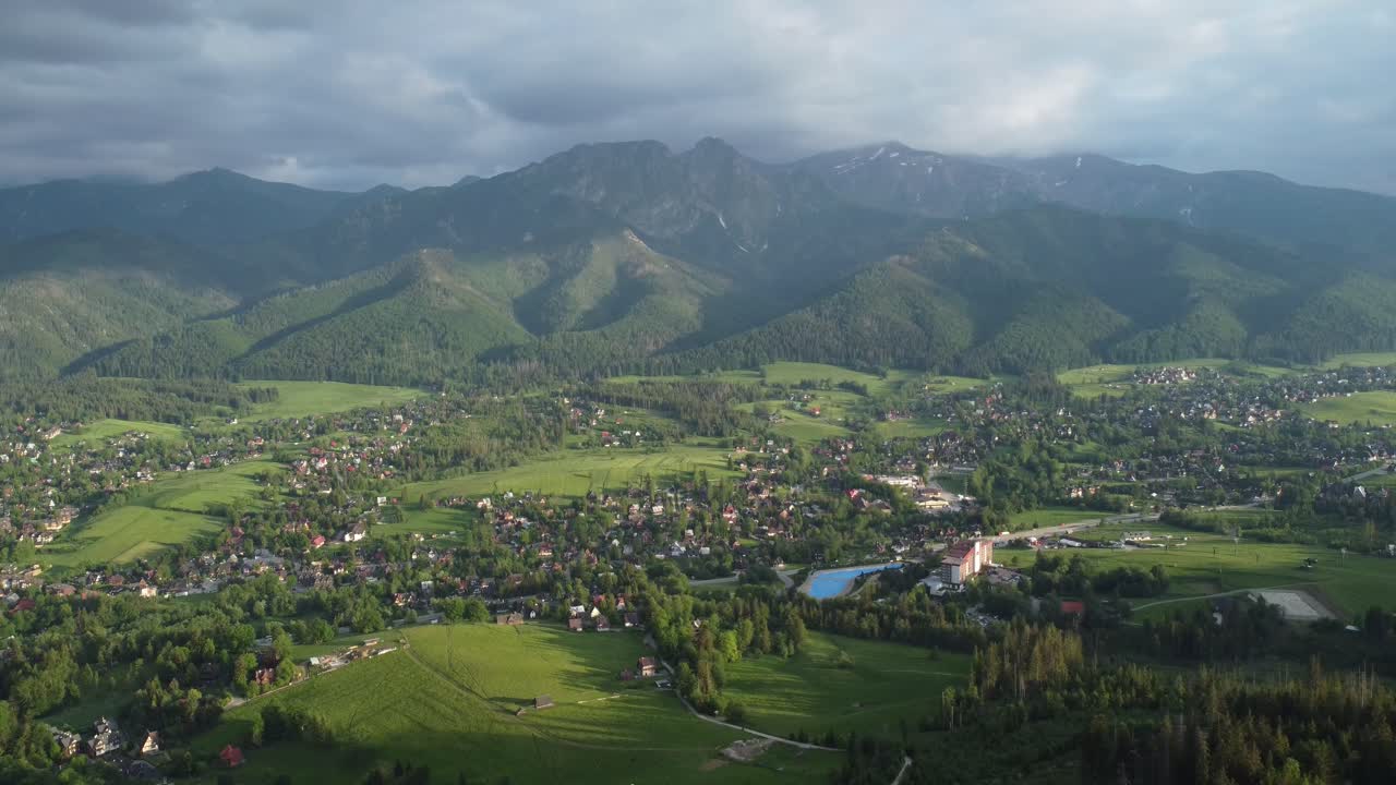 vista del valle desde gubałówka - sobrevuelo del paisaje de las montañas tatry polacas cubiertas de nieve, tierras de cultivo, bosques y el legendario pico giewont cerca de zakopane, polonia - 4k 30fps seguimiento suave hacia adelante-3