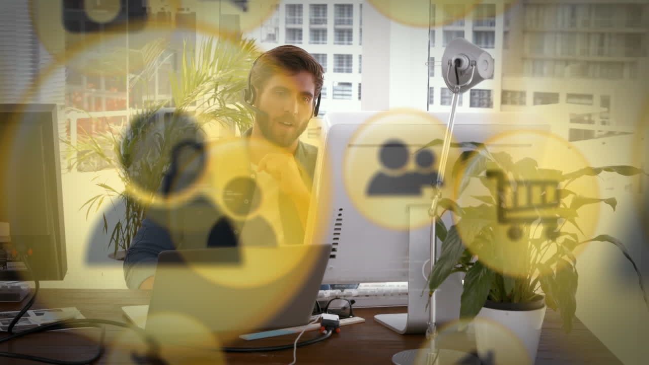 animación de iconos de compras digitales en línea sobre el hombre con auriculares de teléfono utilizando la computadora