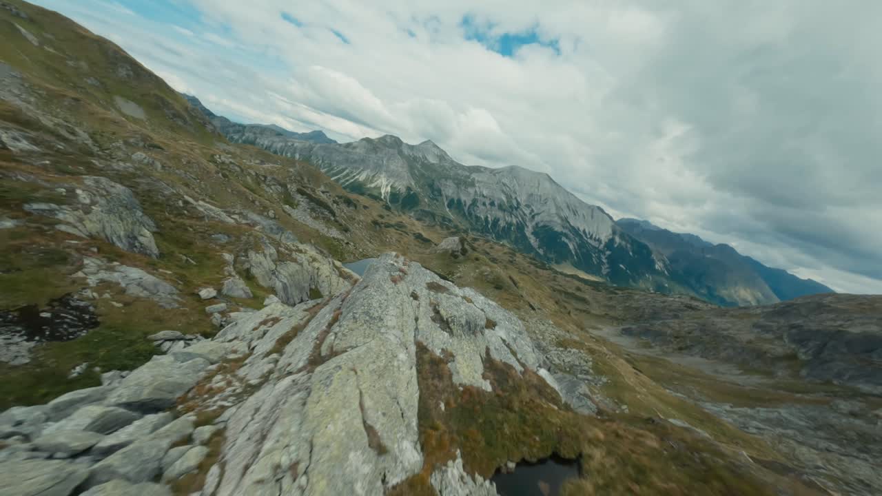 volando sobre el lago de la montaña