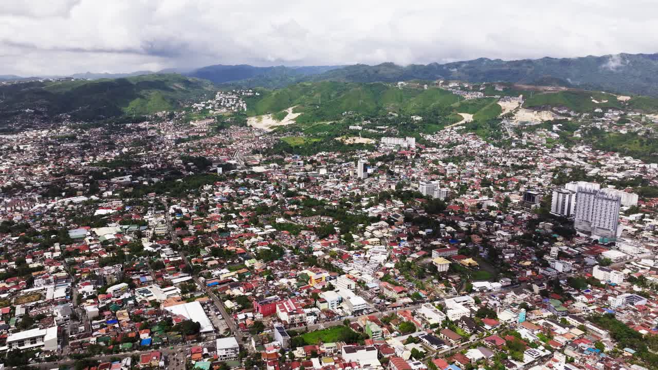 Volo cinematografico in avanti con drone su Cebu City che rivela un mix urbano e montano.