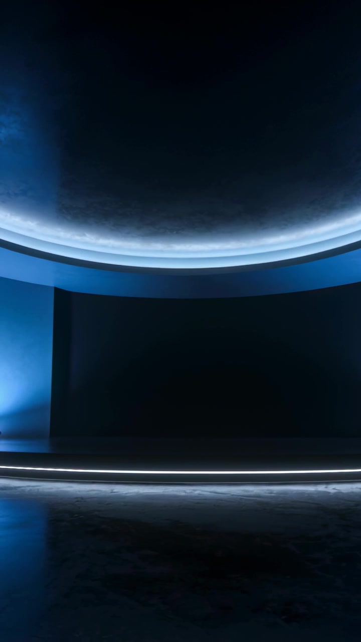 Video verticale: Luci che cambiano pulsando su schermo curvo in uno studio per demo di prodotto, anello luminoso sul pavimento