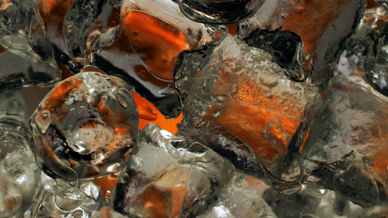 Du liquide juteux frappe la glace à plus de 1000 ips, ralenti