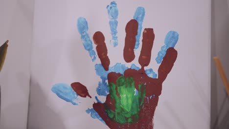 pintura colorida de la huella de la mano de la familia, un toque personal de arte doméstico