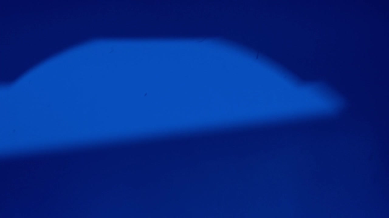 Motivi astratti di luce blu e ombra che si muovono su uno sfondo