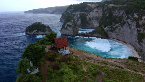 Acantilados-Escarpados-Con-Impresionantes-Paisajes-Marinos---Diamond-Beach-En-Nusa-Penida,-Cerca-De-Bali,-Indonesia