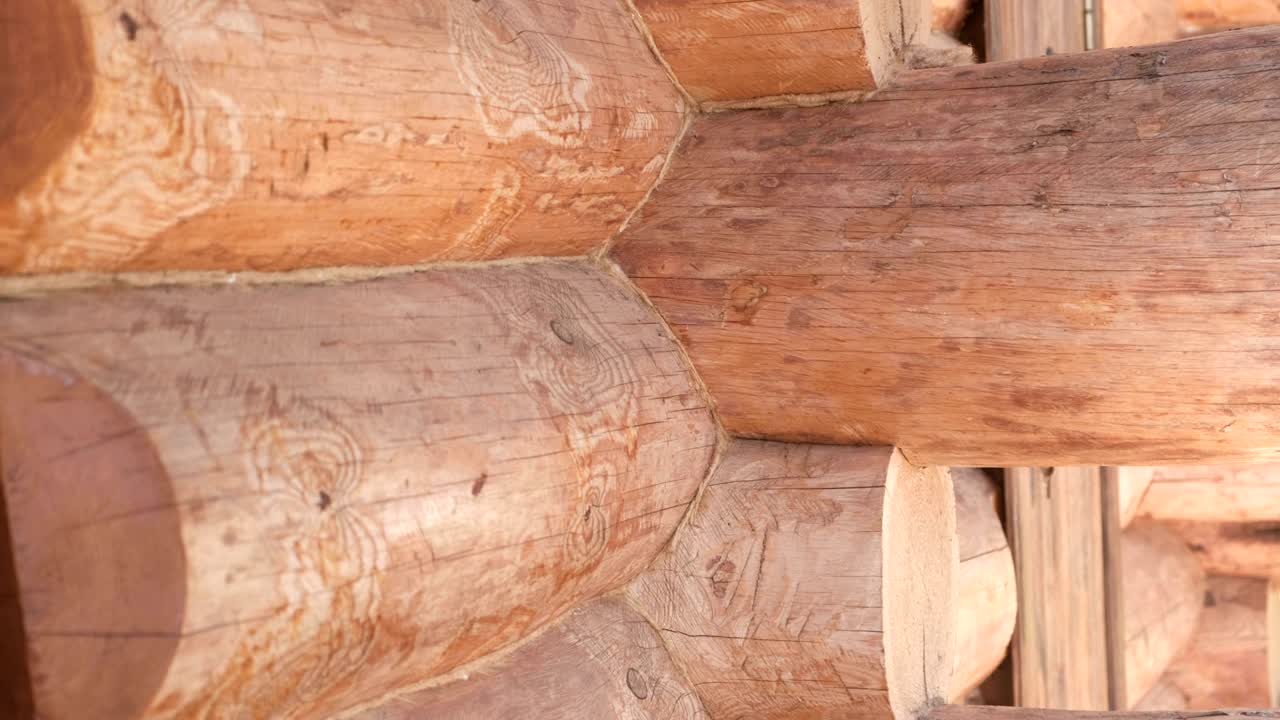 una casa de troncos cortados.