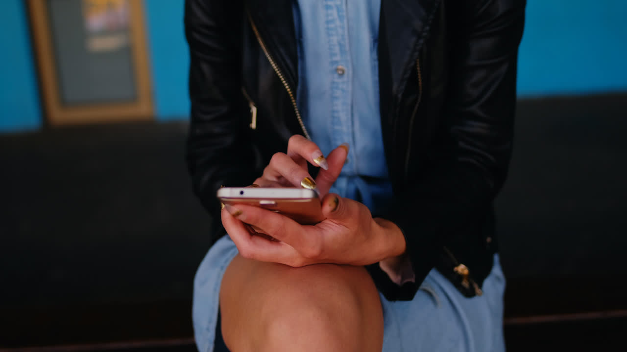 mujer de cabello rosa usando teléfono móvil en la estación de tren 4k
