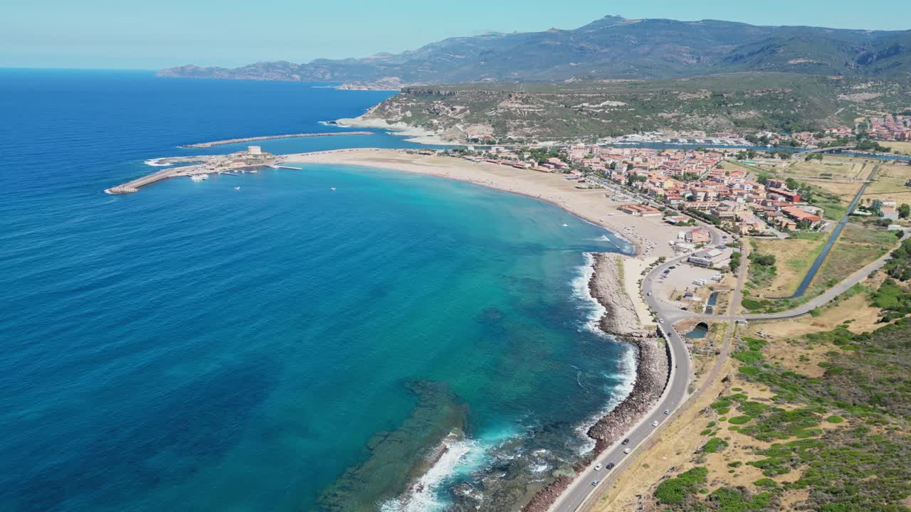 Spiaggia sabbiosa di Bosa Marina e costa di Oristano in Sardegna, Italia - Riprese aeree 4K