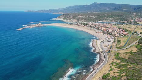 Bosa-Marina-Sandstrand-Und-Küstenlinie-Von-Oristano-In-Sardinien,-Italien---4k-Antenne