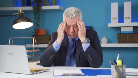 hombre de negocios con dolor de cabeza.