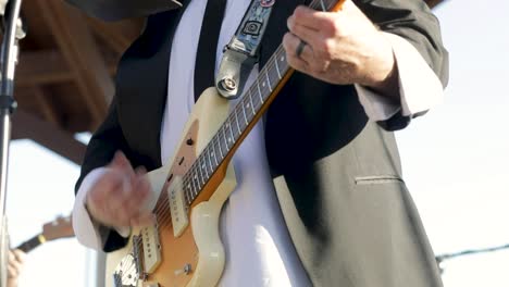 Músico-Tocando-La-Guitarra-Eléctrica-Durante-Un-Concierto-En-Vivo-En-Un-Día-Soleado